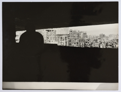 مُقاتِل من حركة أمل يُشرف على مخيم شاتيلا للاجئيين من أحد المباني المرتفعة المحيطة بالمخيم 