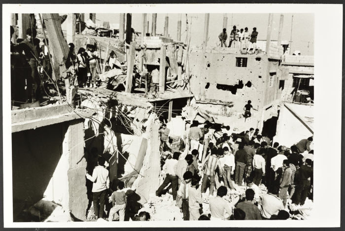 جموع من الناس يتفحصون الدمار، مخيم عين الحلوة، 1982- 1988