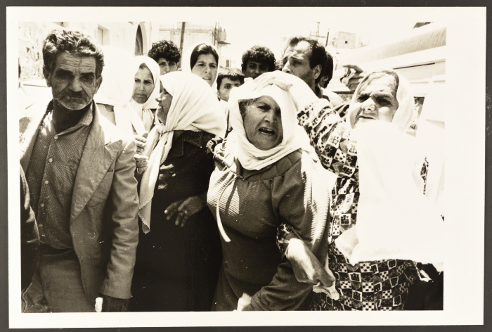 أهالٍ يبكون شهداءهم، مخيم عين الحلوة، 1982- 1988