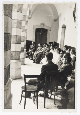 بطاقة بريدية تظهر فيها لقطة من إحدى المناسبات الاجتماعية، صدرت عن ستوديو سمعان السحار