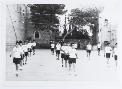 بطاقة بريدية يظهر فيها نشاط رياضي، صدرت عن ستوديو سمعان السحار