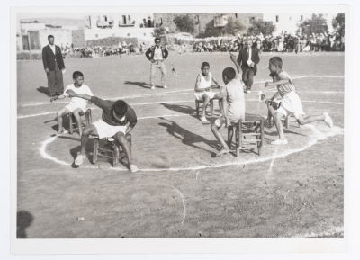 بطاقة بريدية يظهر فيها نشاط رياضي، صدرت عن ستوديو سمعان السحار