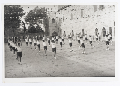 بطاقة بريدية يظهر فيها نشاط رياضي، صدرت عن ستوديو سمعان السحار