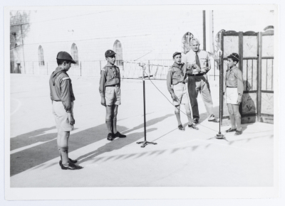 بطاقة بريدية يظهر فيها عرض كشفي، صدرت عن ستوديو سمعان السحار