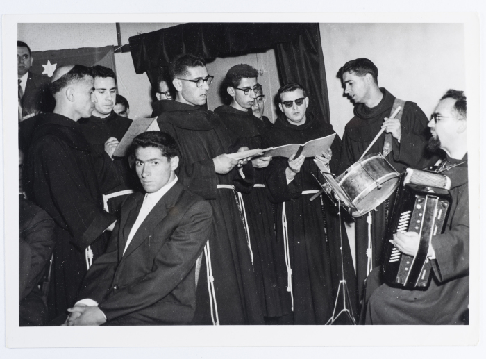 بطاقة بريدية يظهر فيها عرض فنّي، صدرت عن ستوديو سمعان السحار