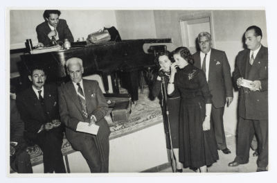 بطاقة بريدية يظهر فيها عرض فنّي، صدرت عن ستوديو سمعان السحار