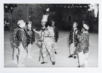 بطاقة بريدية يظهر فيها عرض فنّي، صدرت عن ستوديو سمعان السحار