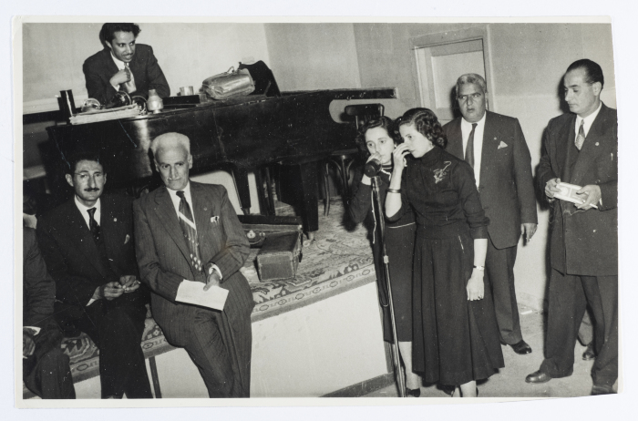 بطاقة بريدية يظهر فيها عرض فنّي، صدرت عن ستوديو سمعان السحار