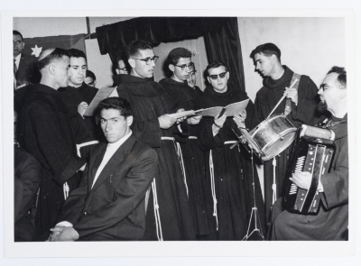 بطاقة بريدية يظهر فيها عرض فنّي، صدرت عن ستوديو سمعان السحار