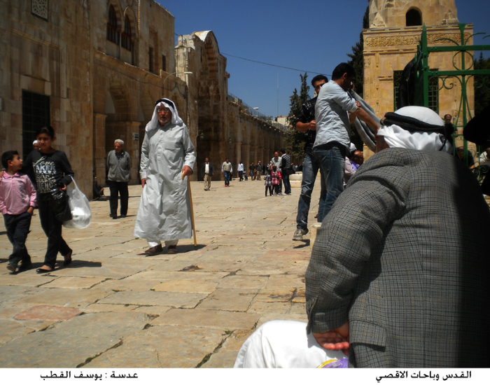 مجموعة من الناس في ساحات الاقصى The Palestinian Museum Digital Archive Pmda