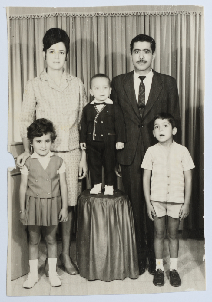 صورة عائلية يظهر فيها السيدة منتهى وزوجها وابناؤها