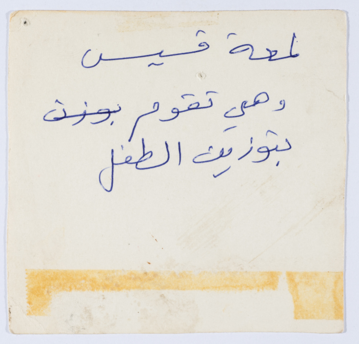 لمعة قسيس وهو تقوم بتوزين طفل
