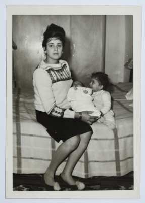 Mrs Muntaha Jarrár with her Children, 