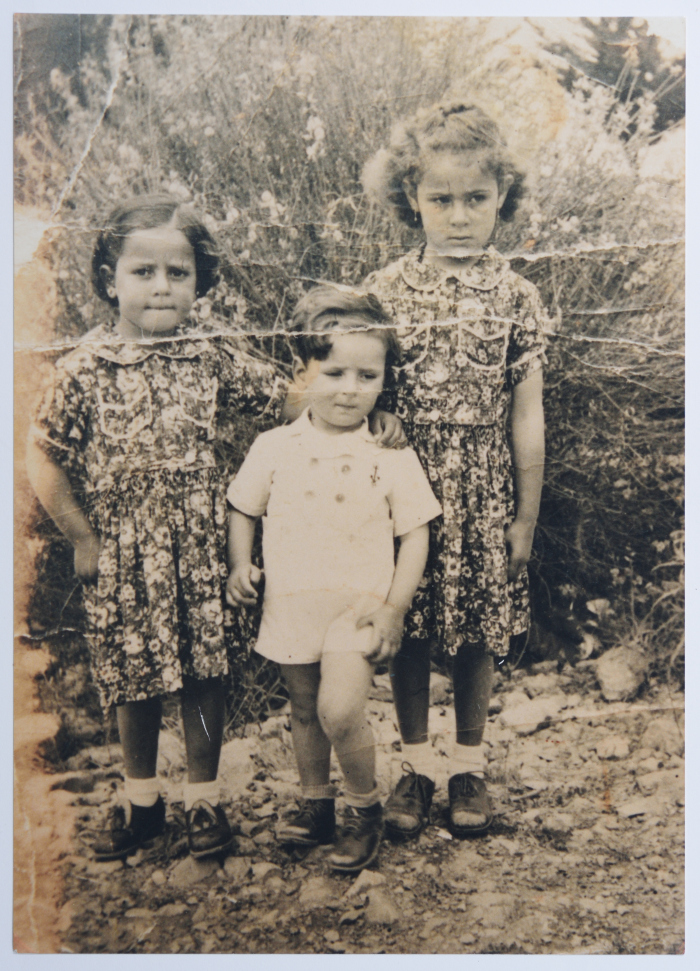 Muntaha Jarrár with her Sister 'azíza 