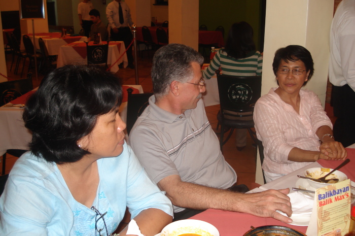 أحمد المسلماني خلال رحلة إلى الفلبين ضمن عمله مع لجان العمل الصحي