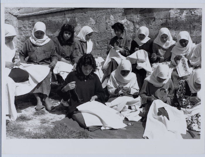 مشاركة نساء جمعية مخيم قلنديا النسائية التعاونية في إحدى مشاريع الجمعية 