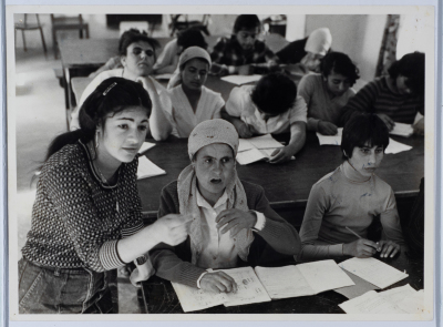 مشاركة نساء جمعية مخيم قلنديا النسائية التعاونية في إحدى مشاريع الجمعية 