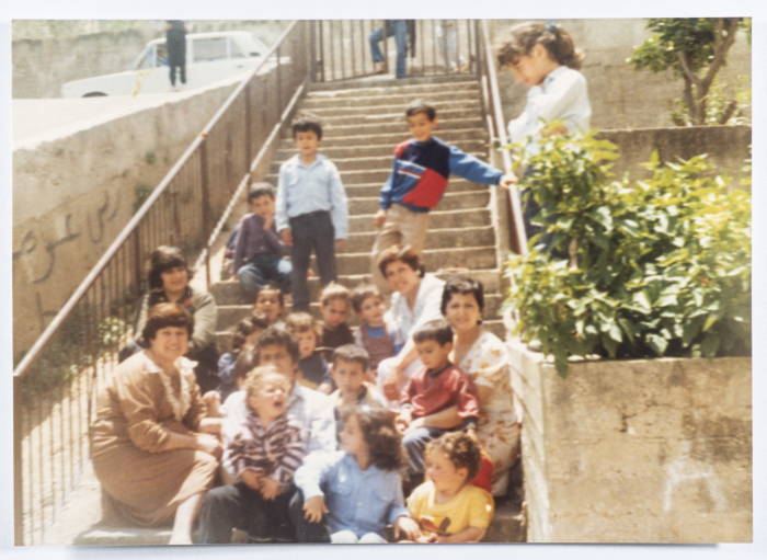 مجموعة من الاطفال مع الحاضنات في حضانة شفا عمرو