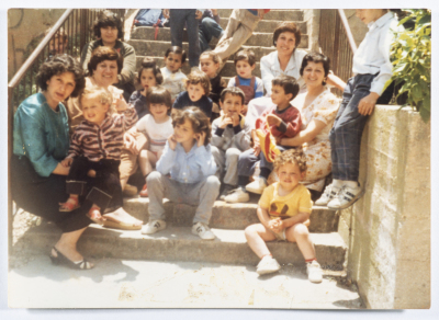 مجموعة من الاطفال مع الحاضنات في حضانة شفا عمرو