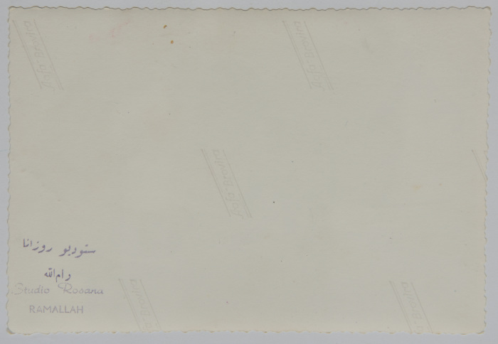 سلوى حداد في استوديو إذاعة القدس في رام الله 