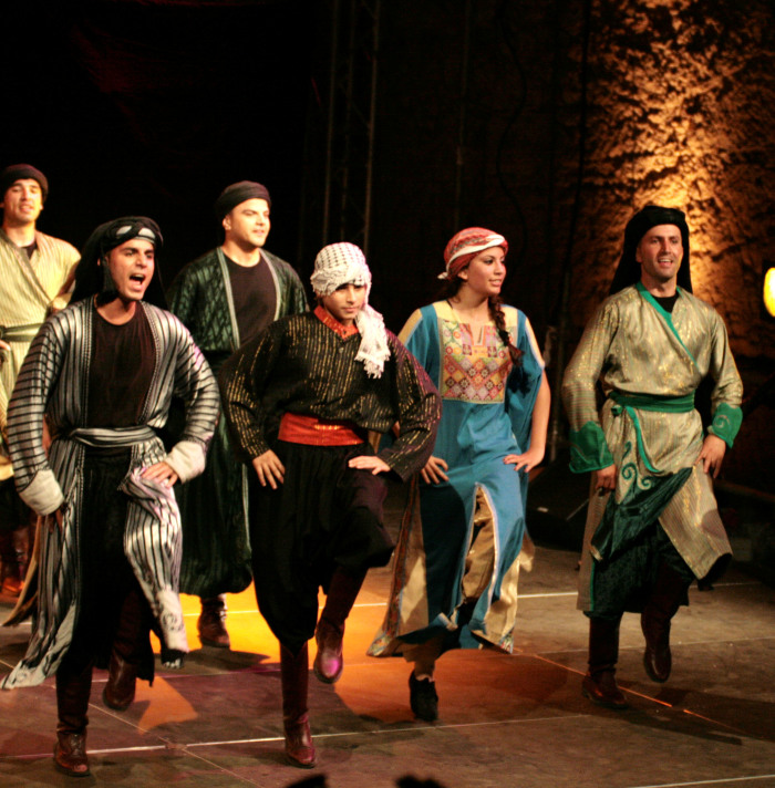 لمحة من مشاركة فرقة الفنون الشعبية في مهرجان القدس عام 2008