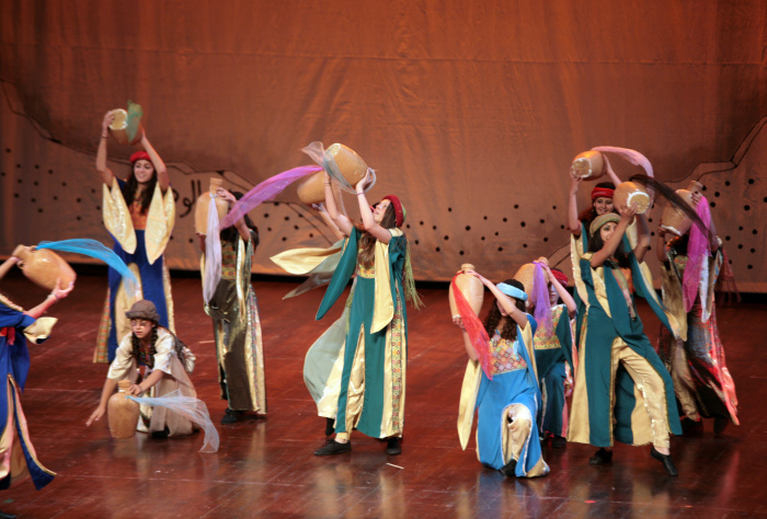 لمحة من عرض فرقة الفنون الشعبية بعنوان 