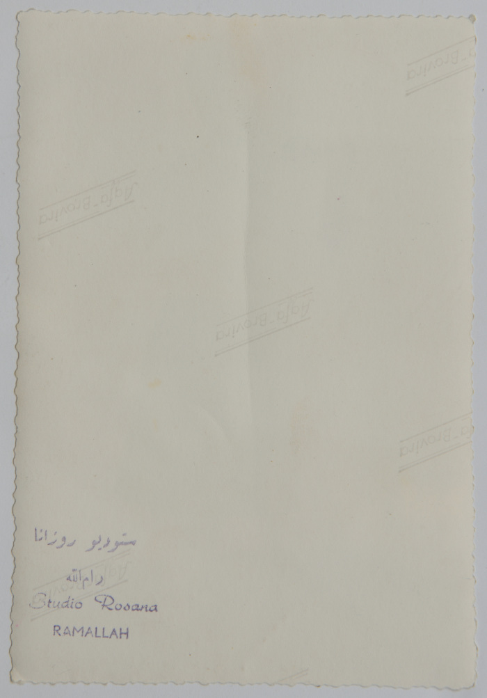 سلوى حداد في استوديو إذاعة القدس في رام الله