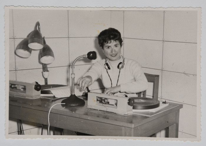 سلوى حداد في استوديو إذاعة القدس في رام الله 