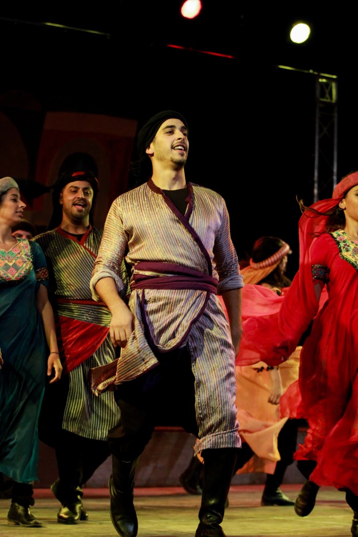 لمحة من عرض فرقة الفنون الشعبية في كفر مالك عام 2012
