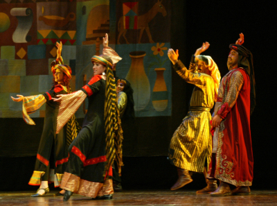 A Glimpse of the Shows Featured by el-Funoun on its 27TH Anniversary at the Cultural Palace in Ramallah  