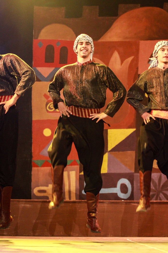 لمحة من عرض فرقة الفنون الشعبية في كفر مالك عام 2012
