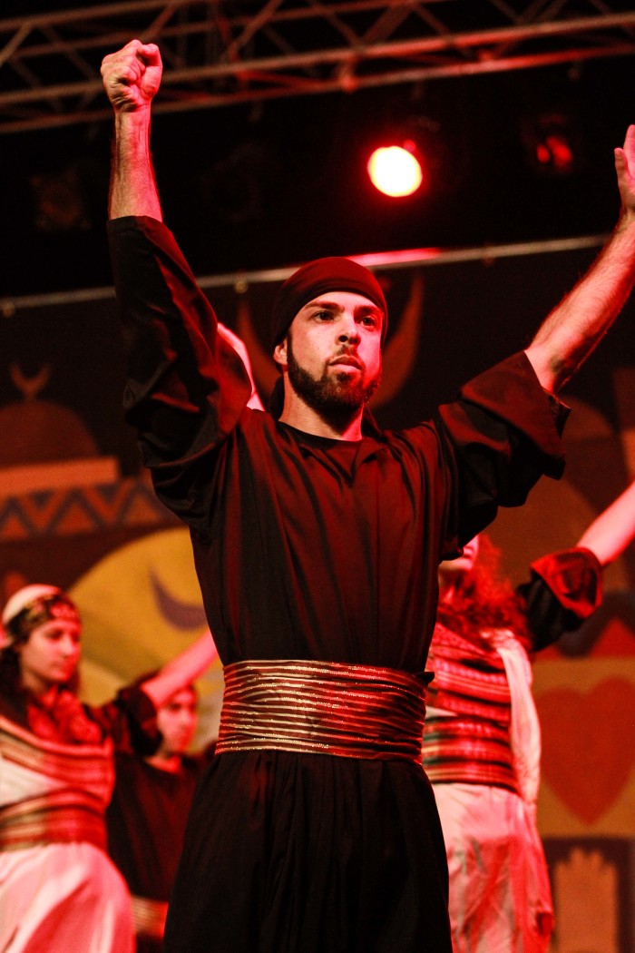 لمحة من عرض فرقة الفنون الشعبية في كفر مالك عام 2012
