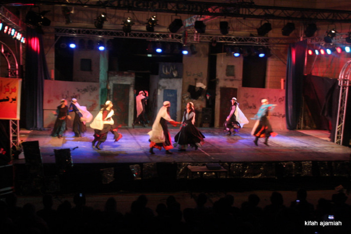 صورة من عرض فرقة الفنون الشعبيَّة في مهرجان العودة، بيت لحم، 2010-11
