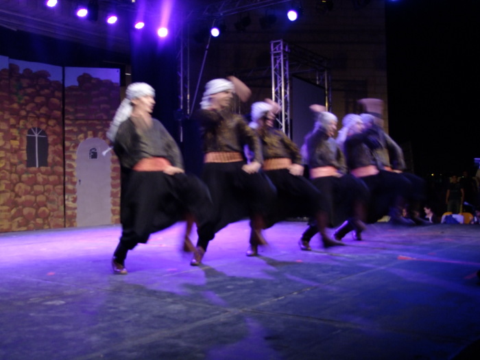 صورة من عرض فرقة الفنون الشعبيَّة في مهرجان العودة، بيت لحم، 2010-11
