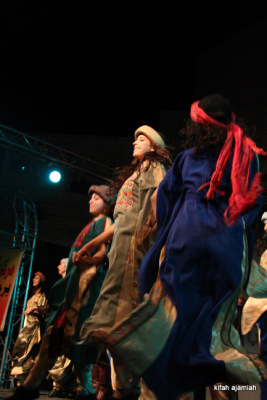 صورة من عرض فرقة الفنون الشعبيَّة في مهرجان العودة، بيت لحم، 2010-11

