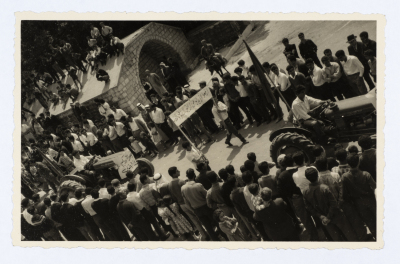 مظاهرة تحت شعار "ارفعوا أيديكم عن أراضي البطوف" عام 1964 