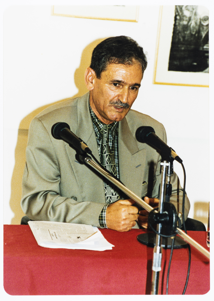 Mahmoud Shukair conducting a seminar at Darat Al-Funun in Amman in 1999