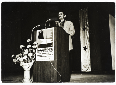 محمود شقير خلال تقديم ندوة في مهرجان أيام الثقافة الفلسطينية في دمشق عام 1980 
