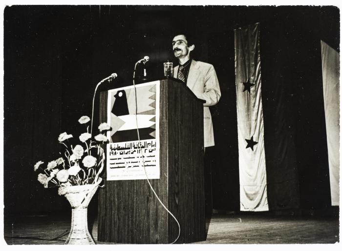 محمود شقير خلال تقديم ندوة في مهرجان أيام الثقافة الفلسطينية في دمشق عام 1980 