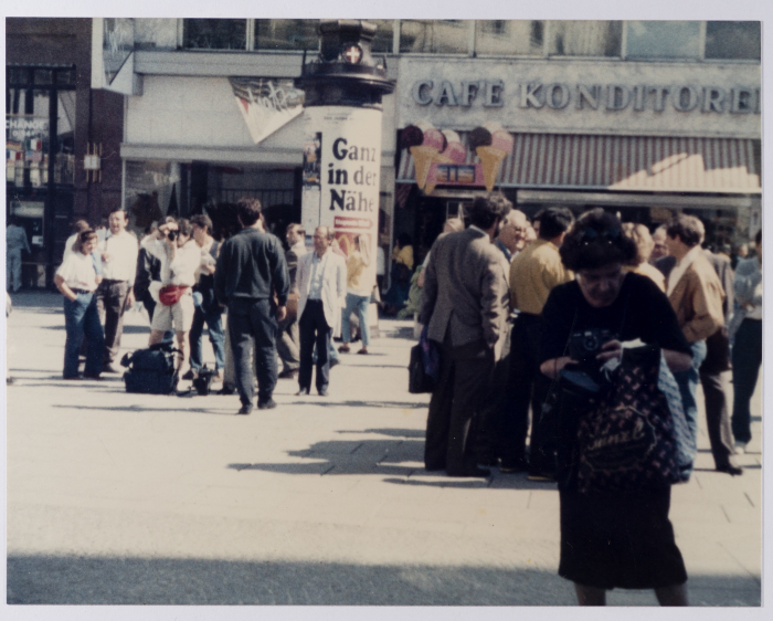 مظاهره امام السفاره الاميركيه عام 1987