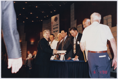 استلام سكرتيرة الحركة سميره خوري جائزه تقدير 